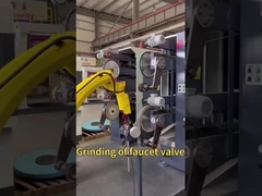 Robot die waterkoker en kraanventiel polijst