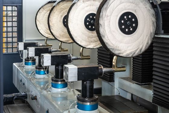 kopen robotachtige oppoetsende machinecnc Automatische de Bank Oppoetsende Machine van het Polijstenmetaal om het Sanitaire Handvat van de Warendeur Op te poetsen online vervaardiging