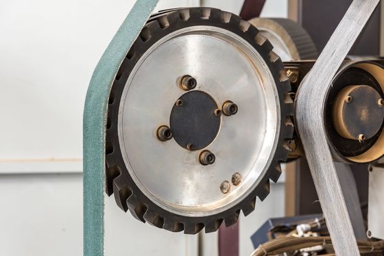 kopen Automatische Robotachtige het Metaal Deburring Machine van de Positiecompensatie online vervaardiging