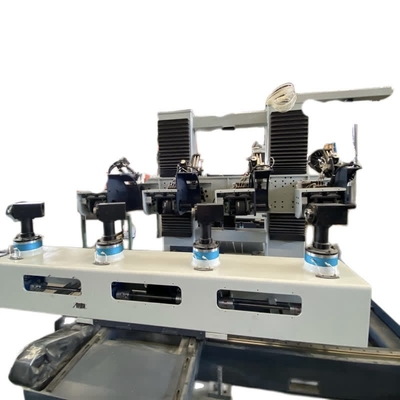 Automatische polijstmachine voor het polijsten van metalen zoals metalen handgrepen