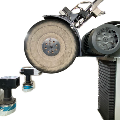 Automatische polijstmachine met twee stations voor het polijsten van het stuur van een motorfiets